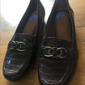 BRAND NEW Brown flats